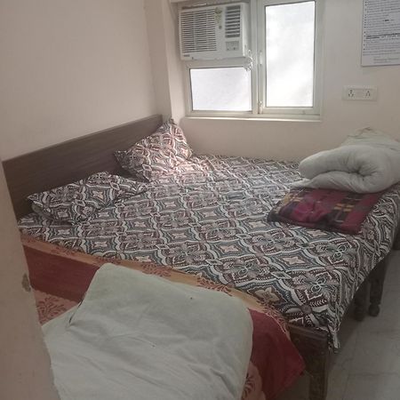Ever Green Guest House Travel & Pg New Delhi Bagian luar foto